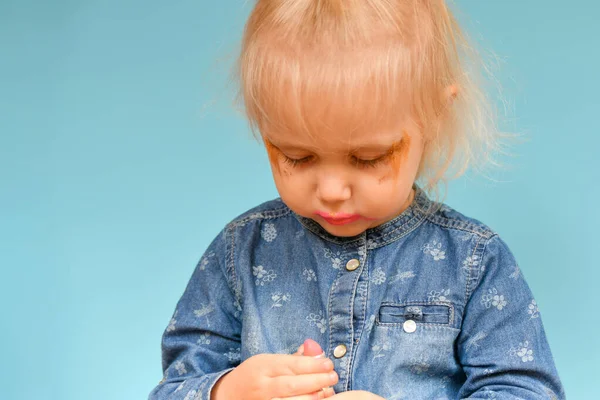 Una Niña Pequeña Con Lápiz Labial Parental Trae Belleza Cara —  Fotos de Stock