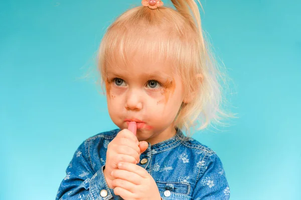 Маленька Дівчинка Незграбно Малює Губи Червоною Помадою Батьківського Макіяжу — стокове фото