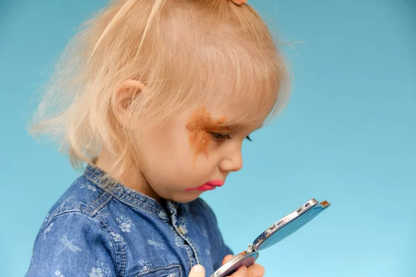 Enfant Regarde Dans Miroir Après Maquillage Parental Utilisé Avec Ineptie — Photo
