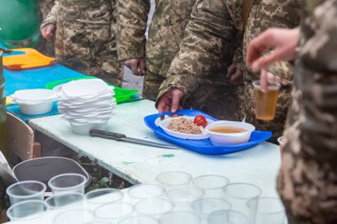 Askerler açık hava tatbikatından sonra öğle yemeği yerler..