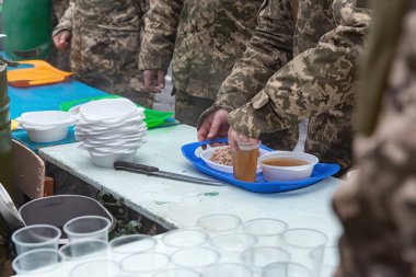 Tatbikat sırasında askerler için ithal yiyecek..