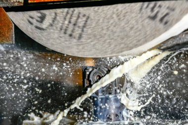 Öğütme çarkını tam taneciklerin yoğun biçimde çıkarılması ve aşındırıcı maddenin ezilmesi ve öğütücü tekerleğin soğutucu soğutma ile bağlanması için elmas bir aletle donatmak. Çemberin düzenlenmesi ve bitirilmesi çerçevede bir elmas rulo ile.