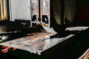 Bir yüzey öğütücüsünde metali öğütüp bitirirken yıpratıcı tekerlekten kıvılcımlar uçuşur..