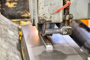 Metal ürünlerin mekanik işlemleri. Kıvılcımlar saçan bir öğütücüde metali öğütüp bitirmek.