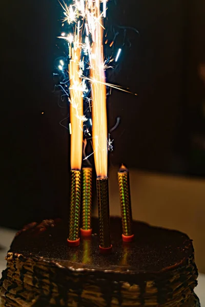 Queimando Velas Fogos Artifício Com Fogo Ardente Bolo Festivo — Fotografia de Stock