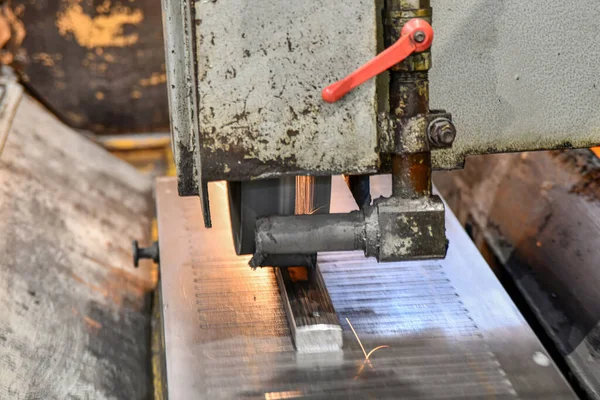 Operaciones Molienda Una Amoladora Superficie Procesamiento Metales Con Una Piedra — Foto de Stock