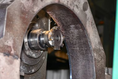 CNC değirmen ve sıkıcı makinenin parçaları işleniyor.