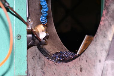 CNC değirmen ve sıkıcı makinenin parçaları işleniyor.