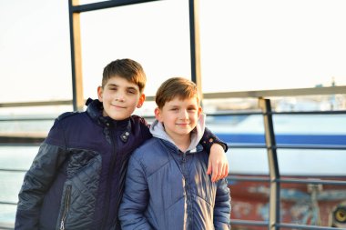 İki neşeli ve mutlu kardeş kucaklaşır.