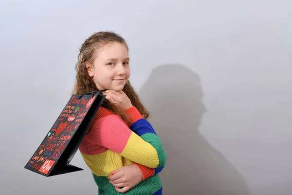 Une Fille Dans Pull Coloré Tient Sac Cadeau Derrière Son — Photo
