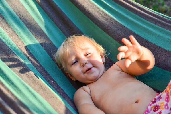 Una Bambina Giace Amaca Estate Copre Viso Dal Sole Della — Foto Stock