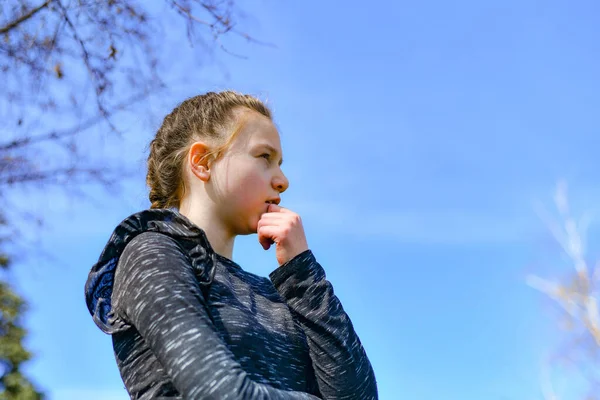 Portré Egy Lányról Parkban Kék Ellen Alsó Nézet — Stock Fotó