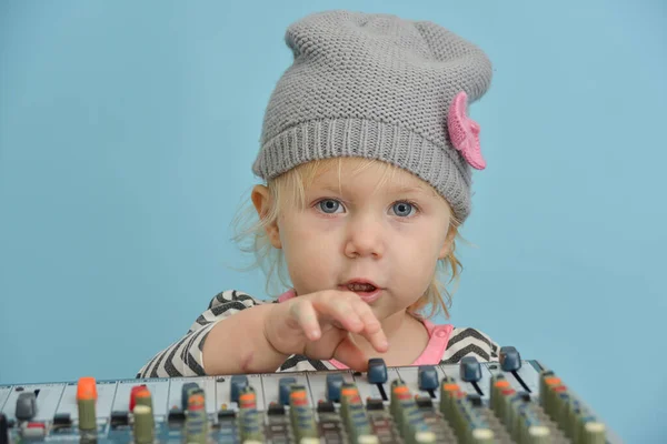 Una Niña Con Sombrero Quiere Hacer Propio Sonido Consola Mezcla —  Fotos de Stock