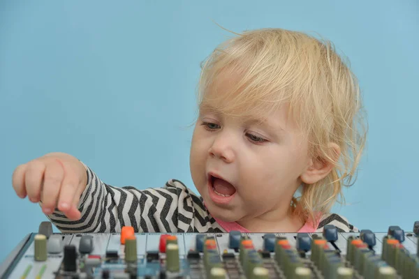 Неслухняна Маленька Дитина Намагається Переплутати Звук Мікшерній Консолі — стокове фото