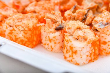 Suşi seti. Sos, karides ve havyarlı rulo..