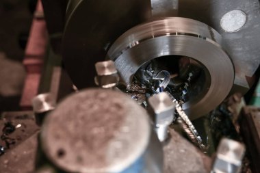 Torna tezgahında mekanik kesici olan bir iç delik..