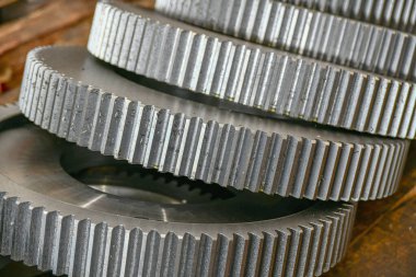 Bir dişli kesme makinesinde üretildikten sonra büyük çaplı disk dişlileri.