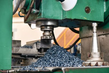 Uç değirmenleri ve çipleri olan metal işleme makinesi.