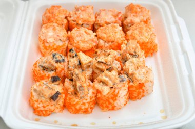 Suşi seti. Sos, karides ve havyarlı rulo..