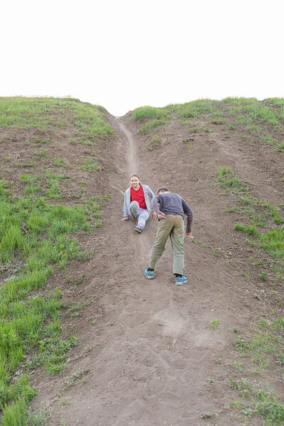 Children Climb Dirt Path Hill — Stock Photo, Image