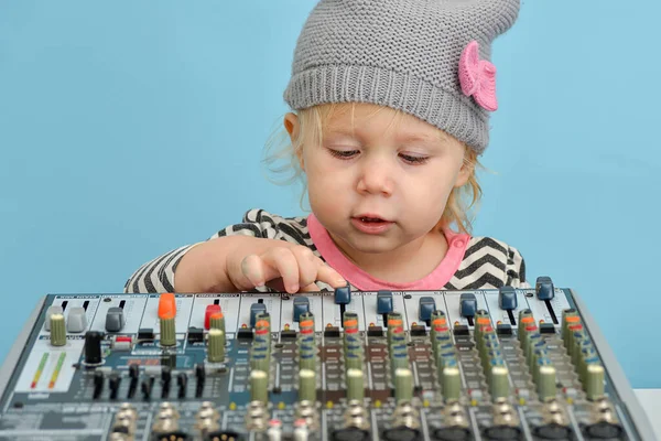 Ένα Μικρό Κορίτσι Ένα Καπέλο Προσαρμόζει Τον Ήχο Μια Κονσόλα — Φωτογραφία Αρχείου