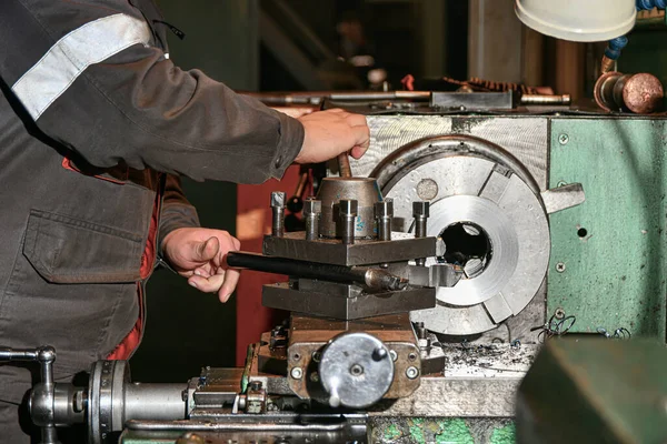 Turner Removes Excess Chips Hook Processing Metal Lathe — Stock Photo, Image