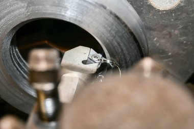 İçerideki cevizin iç kısmında torna tezgahında başlıklı bir keski var..