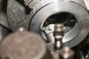 İçerideki cevizin iç kısmında sivri uçlu bir keski var..