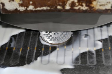 Kıyma makinesinde keskinleştirilmiş et öğütücüsüne bıçak..