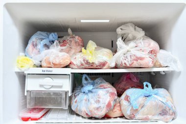 Buzdolabı donmuş yiyeceklerle dolu. Et, domuz yağı ve diğer yarı bitmiş ürünler bir buzdolabında uzun vadeli depolama için poşetlere konur..