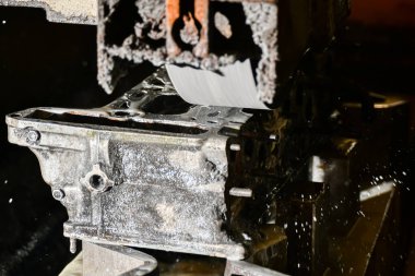 Motor silindir kafasının öğütülmesi, bitirilmesi ve hizalanması bir yüzey öğütücüsünde aşındırıcı bir taşla.