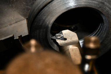 Torna tezgahında özel bir mekanik kesiciyle yuvalı bir fındıkta iç iplik kesmek..