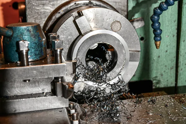 Procesando Piezas Torno Comeremos Exceso Metal Con Cortador Mecánico —  Fotos de Stock