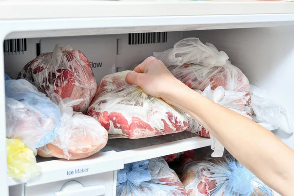 Joven Saca Alimentos Conveniencia Del Congelador Para Preparar Cena Microondas — Foto de Stock