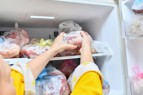 Ama Saca Carne Congelada Las Bolsas Del Congelador — Foto de Stock