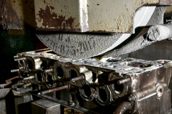 Szlifowanie Głowicy Cylindra Silnika Samochodowego Szlifierce Powierzchniowej Chłodzonej Wodą — Zdjęcie stockowe