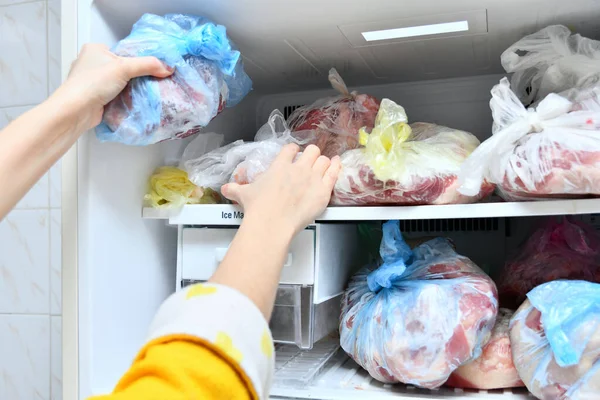 Ama Saca Carne Congelada Las Bolsas Del Congelador — Foto de Stock