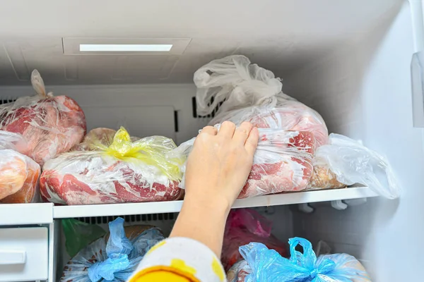 Chica Saca Trozos Congelados Carne Bolsas Del Congelador — Foto de Stock