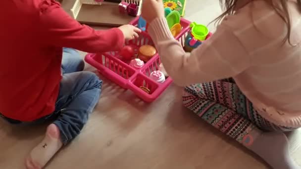 Malé Děti Hrají Dětské Kuchyni Sbírají Nádobí — Stock video