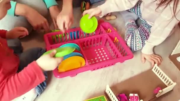 Los Niños Pequeños Juegan Cocina Los Niños Recogen Platos — Vídeo de stock