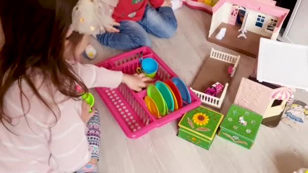 Malé Děti Hrají Dětské Kuchyni Sbírají Nádobí — Stock video