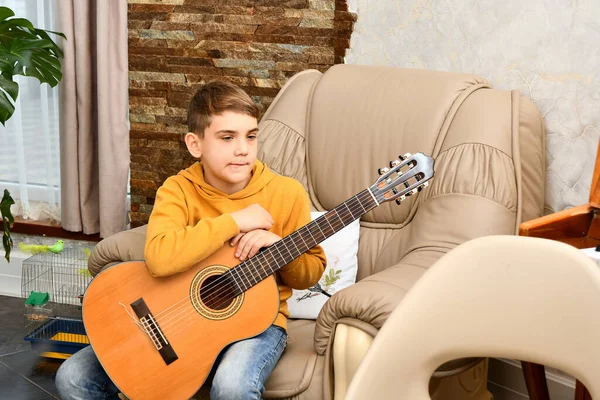 Ung Gitarrist Sitter Med Gitarr Läderstol Och Tänker Efter Att — Stockfoto