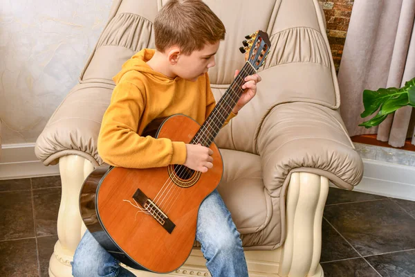 Uma Criança Toca Uma Guitarra Seis Cordas Casa — Fotografia de Stock