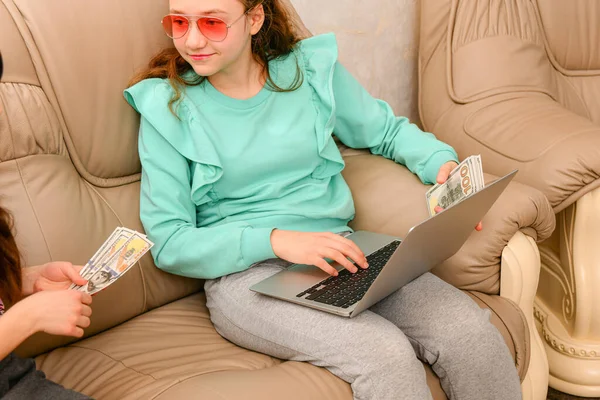 Молода Дівчина Ноутбуком Офісі Приймає Готівкові Платежі Доларах Від Клієнтів — стокове фото