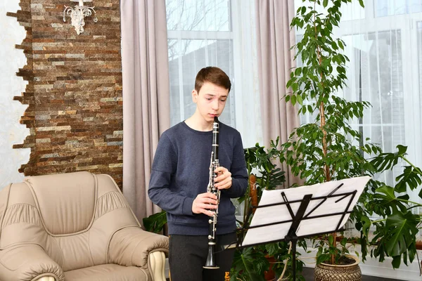 Egy Fiatal Srác Klarinétozik Jegyzetekből Otthon Zenét Tanulok — Stock Fotó