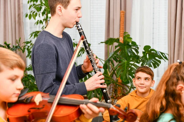 Jovem Toca Clarinete Uma Orquestra Infantil Entre Violino Piano Guitarra — Fotografia de Stock