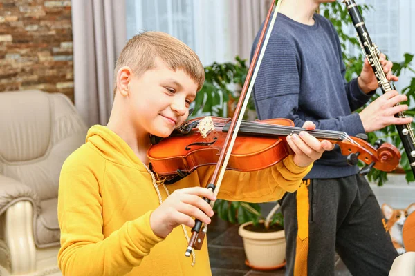 Ragazzo Gioioso Suona Una Composizione Musicale Sul Violino Accompagnato Pianoforte — Foto Stock