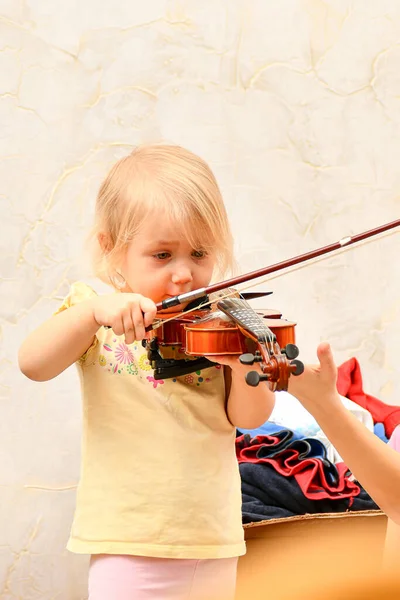 Uma Menina Ensinada Tocar Violino Ajudada Segurar Instrumento Corretamente — Fotografia de Stock