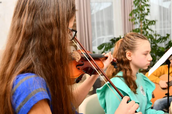 少女はピアノを伴うヴァイオリンを演奏する 音楽学校での教育 — ストック写真