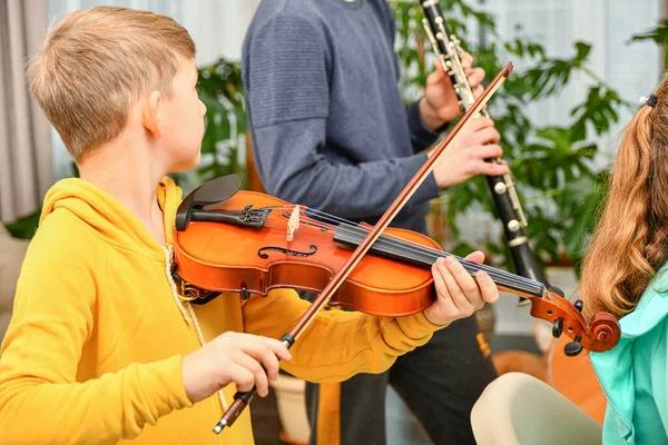 Gyerekek Hangszereken Hegedűn Klarinéton Játszanak Egymás Kíséretében — Stock Fotó